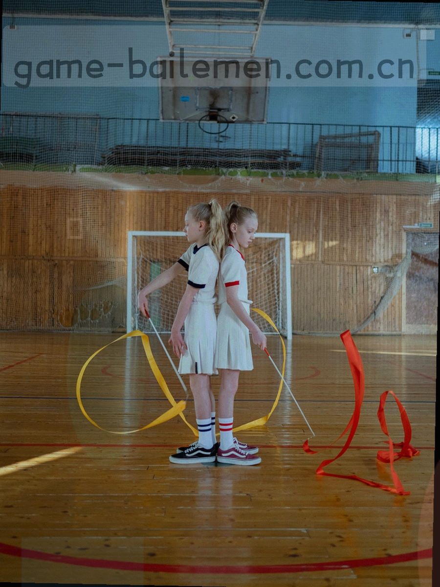 手机屏幕近景，画面停留在跳转等待状态，屏幕边缘有霓虹反光